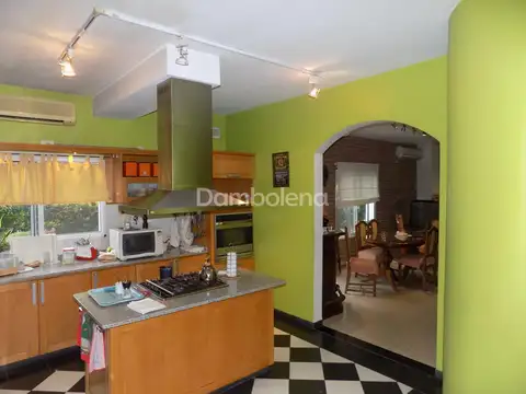 Casa 4 ambientes con 3 baños
