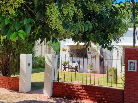 Casa en Venta con 2 Dormitorios, Cochera pasante, amplio lote de 10m x 42,50m