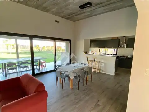 Casa 4 ambientes con 3 baños