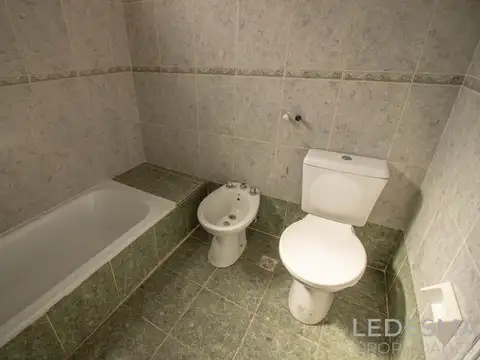 CASA 4 AMBIENTES CON COCHERA