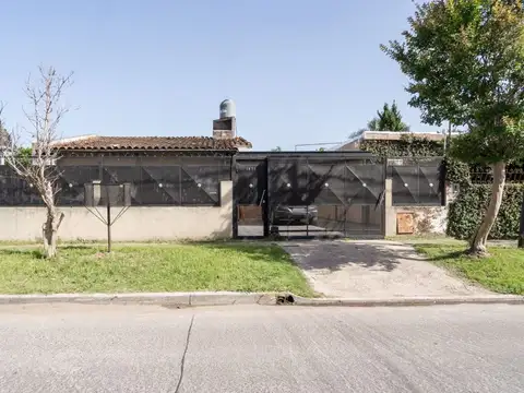 VENTA casa Grand Bourg 4 amb con pileta y quincho