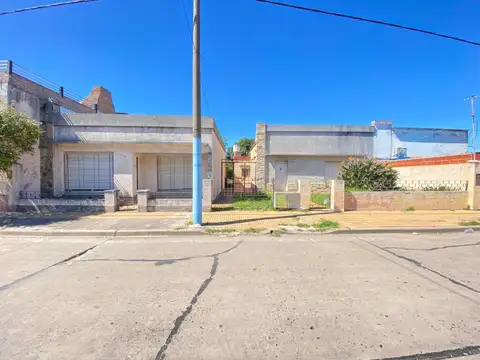 Casa en Venta de 3 dormitorios. Patio con parrilla y parque verde. Villa Fox, Zárate