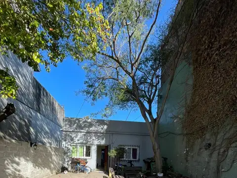 Casa de 3 ambientes con jardín, terraza y cochera