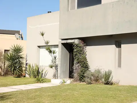 Casa en Venta con 4 cocheras