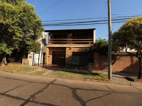 Casa 6 ambientes con 2 baños