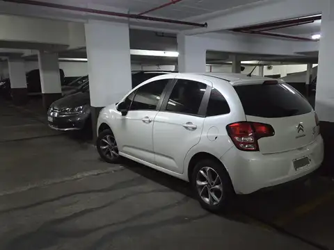 Cochera con baulera en venta en Vicente Lopez Vias / Rio