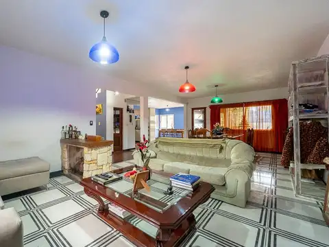 Casa 5 ambientes con 2 baños