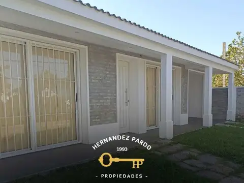 Casa al frente con gran terreno para edificar detrás