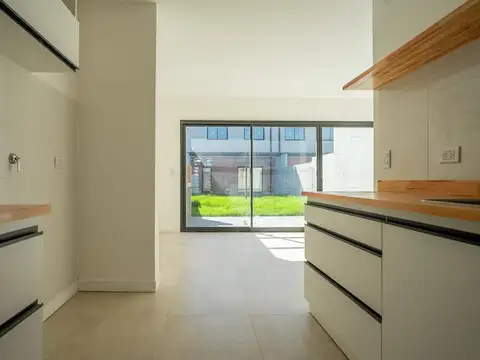 Casa de 3 dormitorios con galeria, parrillero y cocheras en Fisherton