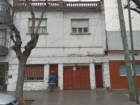 CASA  PLANTA BAJA Y PRIMER PISO DE 3 AMBIENTES  CON TERRAZA