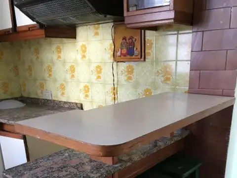 ALQUILER. Departamento de tres ambientes con balcon aterrazado