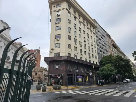 Amplia y Luminosa Oficina totalmente amoblada . Al frente. Vista abierta. a pazos plaza de Mayo