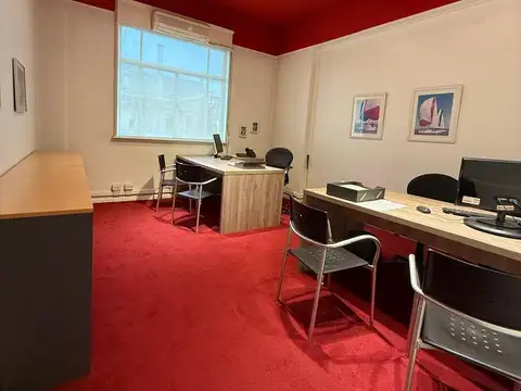 Amplia y Luminosa Oficina totalmente amoblada . Al frente. Vista abierta. a pazos plaza de Mayo