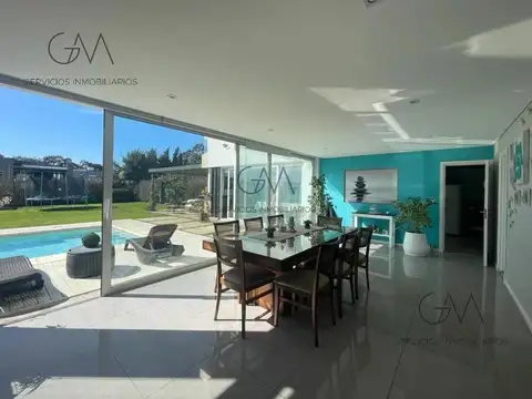 Casa en Venta con 2 cocheras