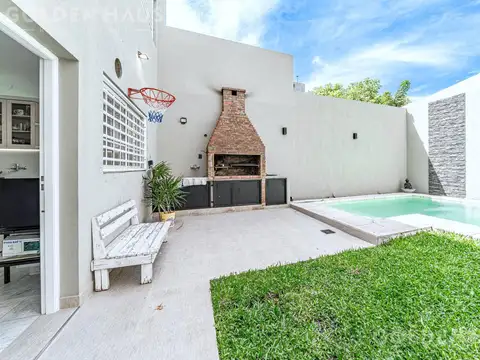 Casa 5 ambientes con parque y pileta sobre lote 8,66 x 26 m2 en la mejor zona de Liniers