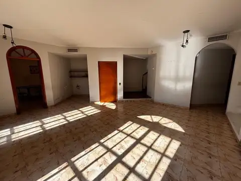 Casa 8 ambientes con 3 baños