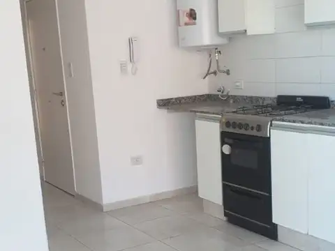 EXCELENTE DOS AMBIENTES CON COCHERA EN QUILMES CENTRO. APTO PROFESIONAL.