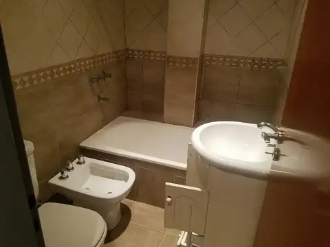 DEPARTAMENTO DE 2AMB. 1º PISO AL FRENTE. DE 25 AÑOS DE ANTIGUEDAD  de aprox 60Mts2 C/PATIO