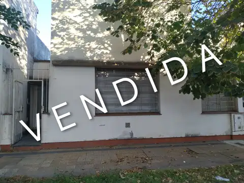 CASA DE 3 AMBIENTES CON PATIO CHICO A REFACCIONAR - EXCELENTE UBICACION - CONSULTE