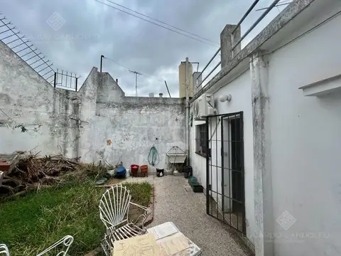 CASA DE 3 AMBIENTES CON PATIO CHICO A REFACCIONAR - EXCELENTE UBICACION - CONSULTE