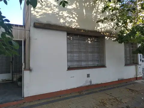CASA DE 3 AMBIENTES CON PATIO CHICO A REFACCIONAR - EXCELENTE UBICACION - CONSULTE