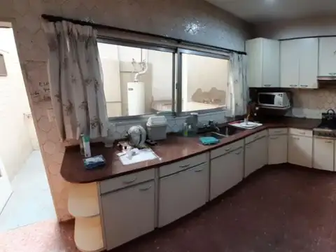 Local de 120 mts2 + Departamento de 4 ambientes + 2 cocheras