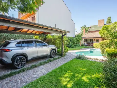 VENTA DE CASA  CON JARDÍN, PILETA, PARRILLA, PATIO Y COCHERA