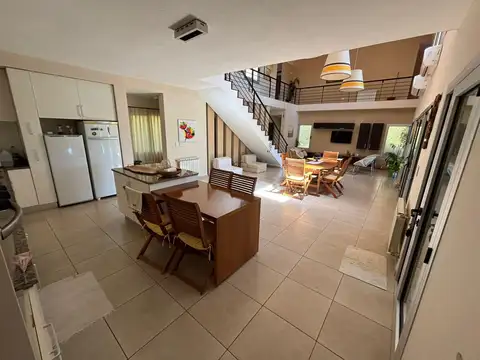 Casa 6 ambientes con 3 baños