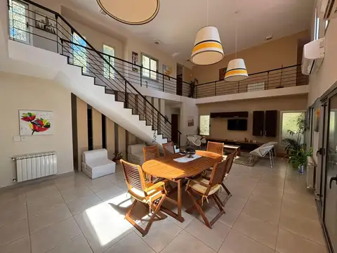 Casa en Venta con 2 cocheras