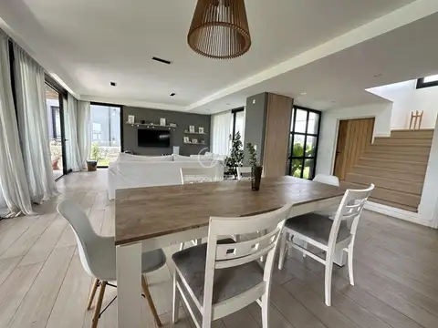 Casa 4 ambientes con 3 baños