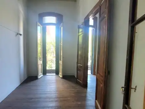 SANTA FE AL 1700 CASA EN VENTA.  IDEAL INSTITUCIÓN. RECICLADA!