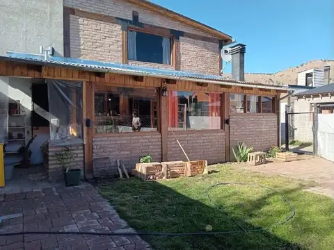 Casa en Esquel con Patio y Quincho.
