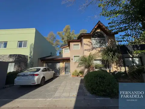 Casa en venta de 3 dormitorios c/ cochera en Villa Gobernador Udaondo