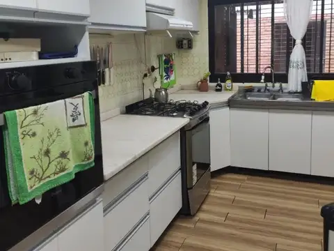 VENDE: MARCELO T. ALVEAR 600. CASA 4 DORM + CONSULTORIOS