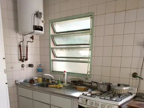 Edificio comercial s/terreno 565 m2. Doble frente. Apto edificio e industria con playa de estacionam