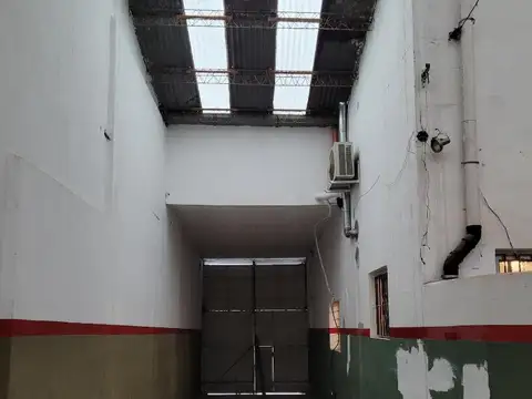 Excelente Galpon, con oficinas mas vivienda en Primer piso. Ubicacion Excelente 