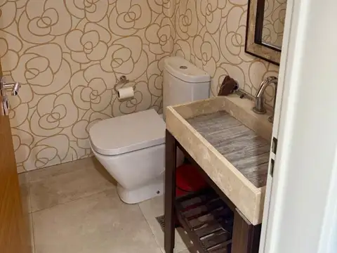 Casa 4 ambientes con 2 baños