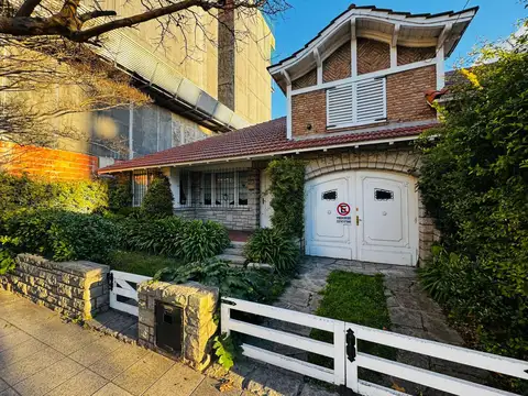 Casa en San Lorenzo 1600 de cinco ambientes con garage y patio