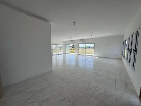 CASA 4 AMBIENTES CON FONDO A LAGUNA LA ALAMEDA