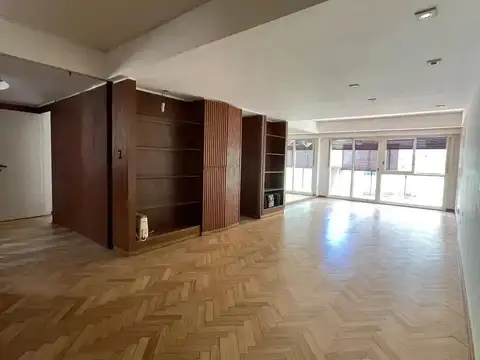 Amplio Departamento de 6 Ambientes con Dependencia y Balcón al Frente en Recoleta