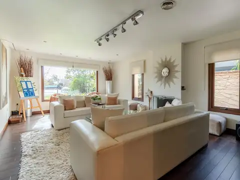 Casa 8 ambientes con 6 baños