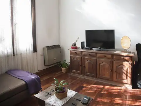 Impecable casa de 5 ambientes, a sólo una cuadra de Nazca!
