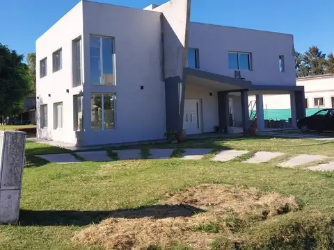 Casa 4 ambientes con 3 baños