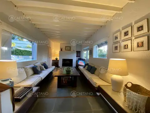 Casa 6 ambientes con 5 baños