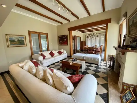 CASA 5 DORMITORIOS ARGUELLO - GRAN LOTE