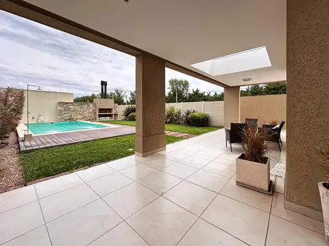 Casa 6 ambientes con 3 baños