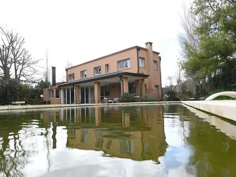 Casa en Venta con 4 cocheras