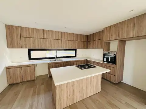 Casa 5 ambientes con 4 baños