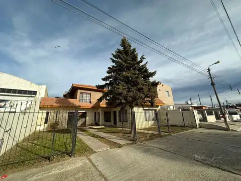 CASA 4 DORMITORIOS BARRIO PUEYRREDON
