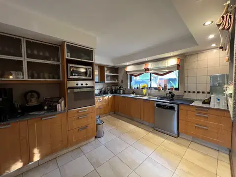 Casa 6 ambientes con 4 baños